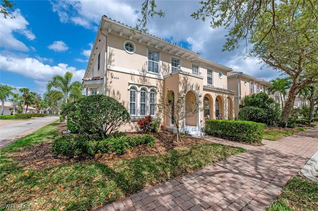 Naples FL, 6304 Towncenter Circle