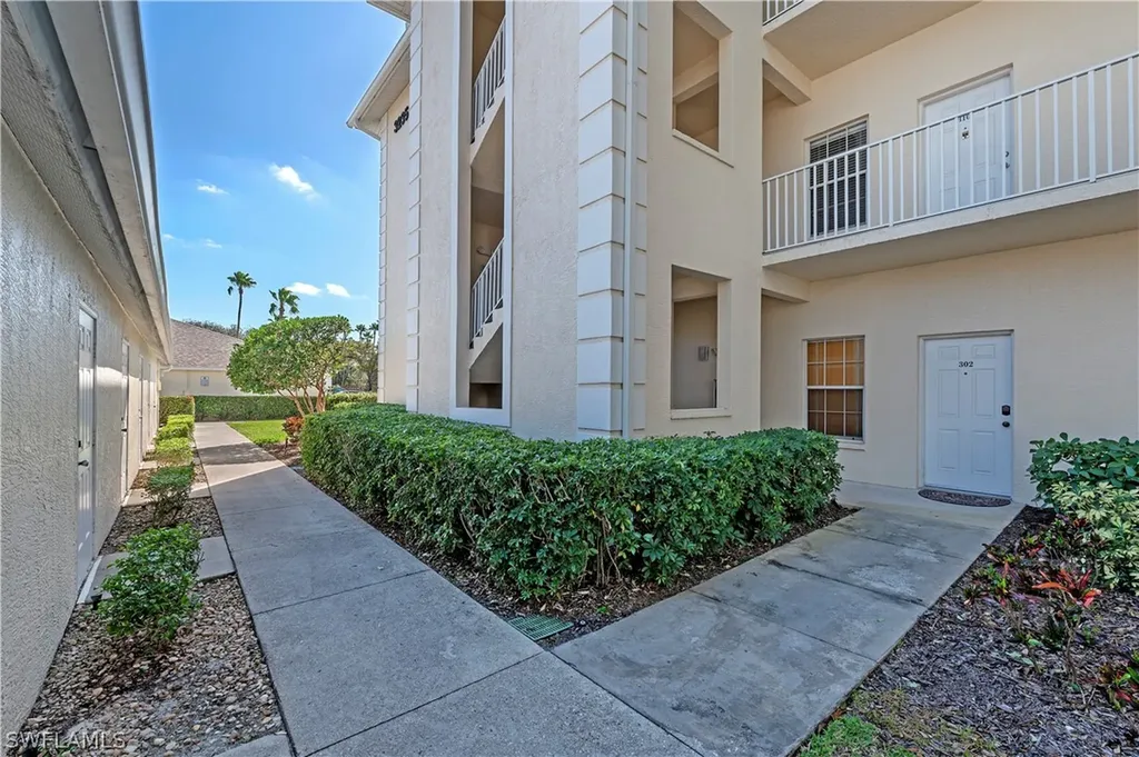 Naples FL, 3235 Cypress Glen Way, Unit 301