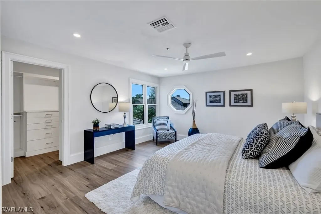 563 Park Shore Drive Naples FL 34103