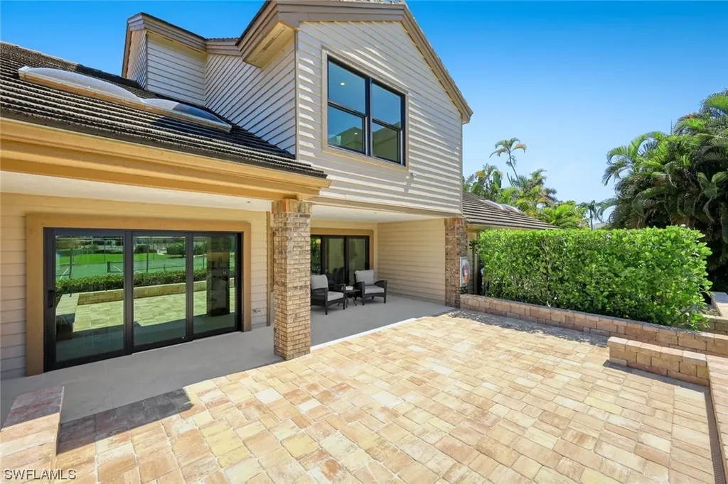 563 Park Shore Drive Naples FL 34103