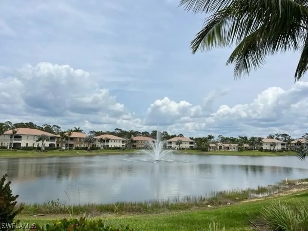 Fort Myers FL, 18238 Creekside Preserve Loop, Unit 102