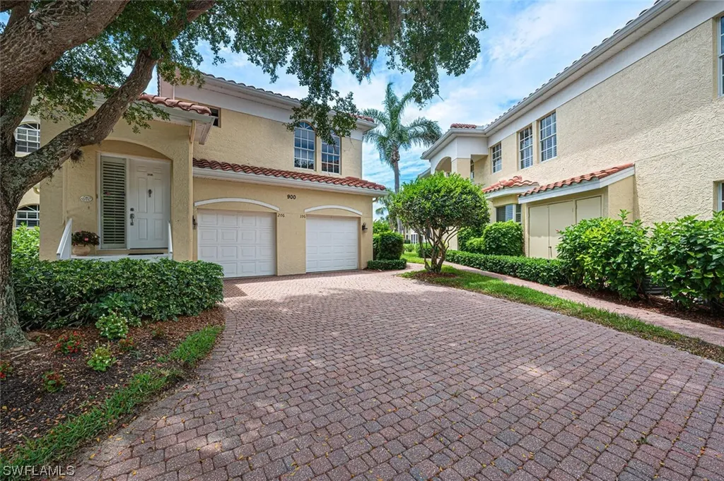 900 L'ambiance Circle Naples FL 34108