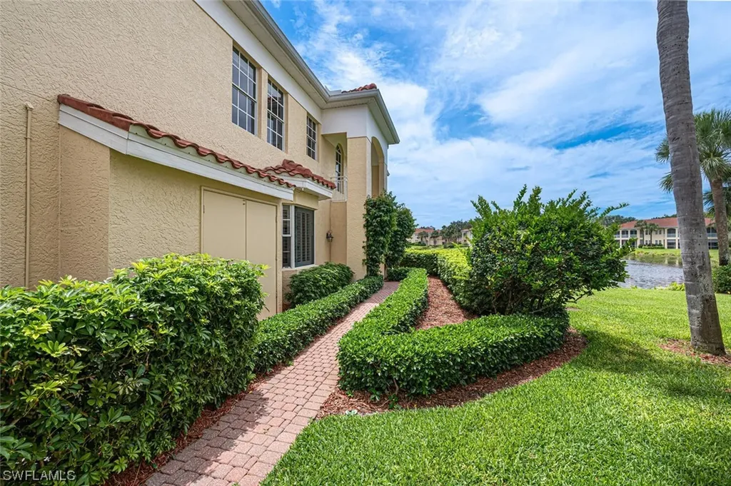 900 L'ambiance Circle Naples FL 34108