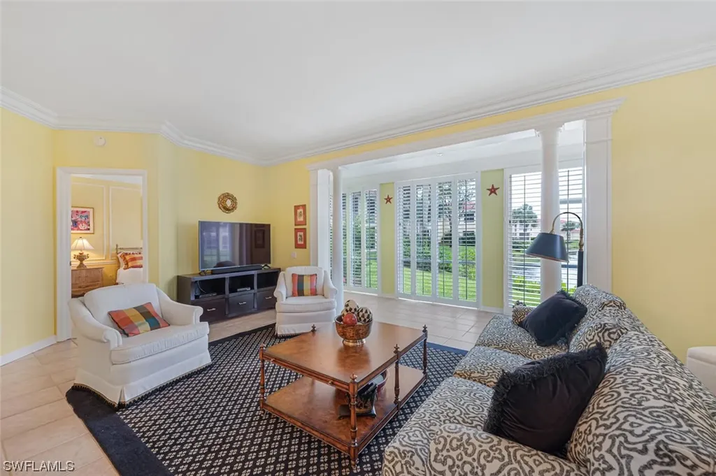 900 L'ambiance Circle Naples FL 34108