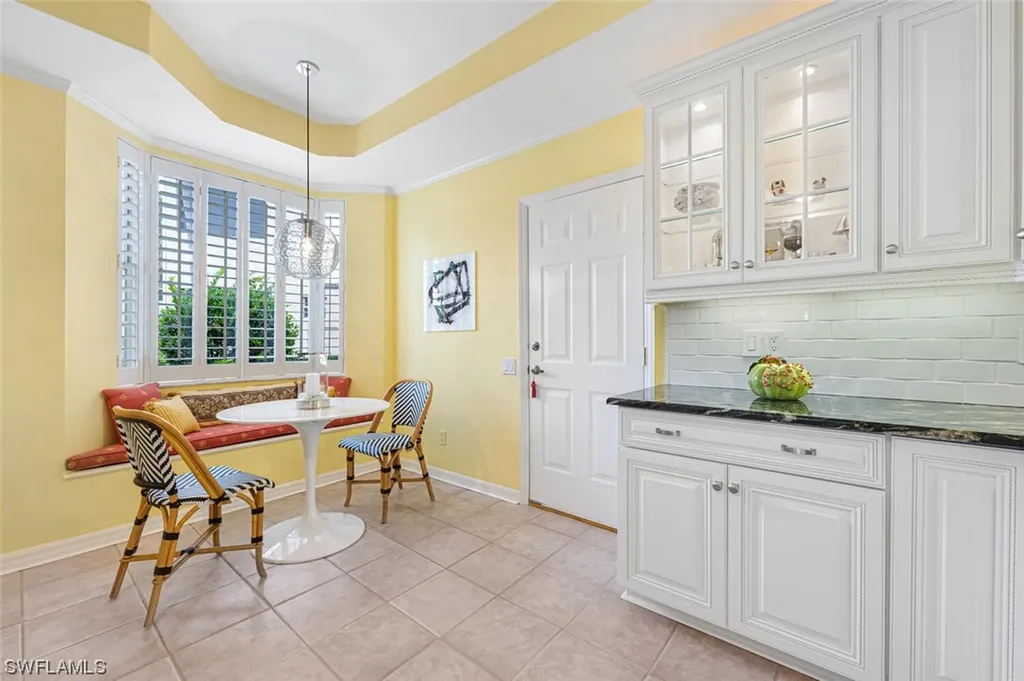 900 L'ambiance Circle Naples FL 34108