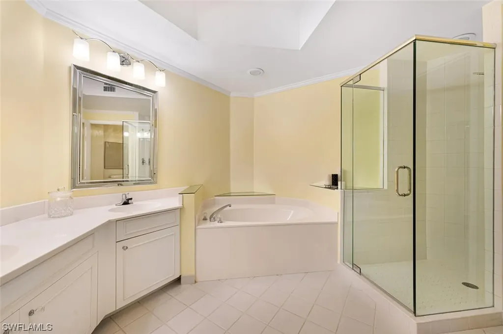 900 L'ambiance Circle Naples FL 34108