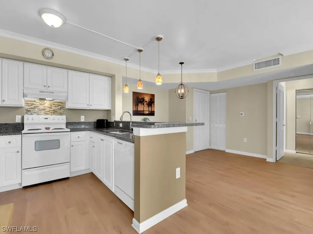 1160 Wildwood Lakes Boulevard Naples FL 34104