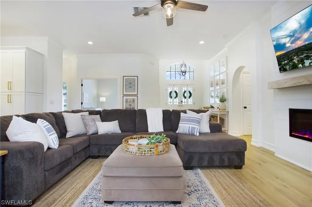 6550 Chestnut Circle Naples FL 34109