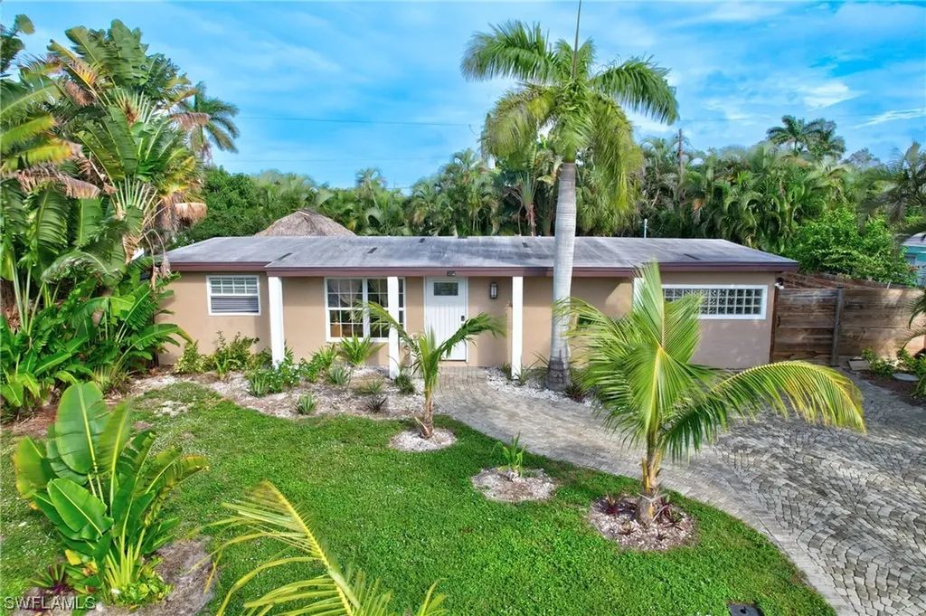 2123 Holiday Lane Naples FL 34104