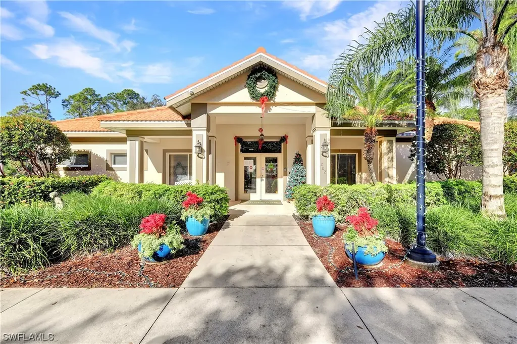 289 Robin Hood Circle Naples FL 34104