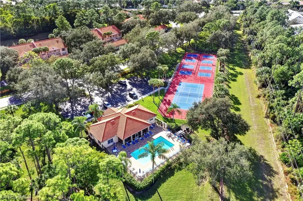 289 Robin Hood Circle Naples FL 34104
