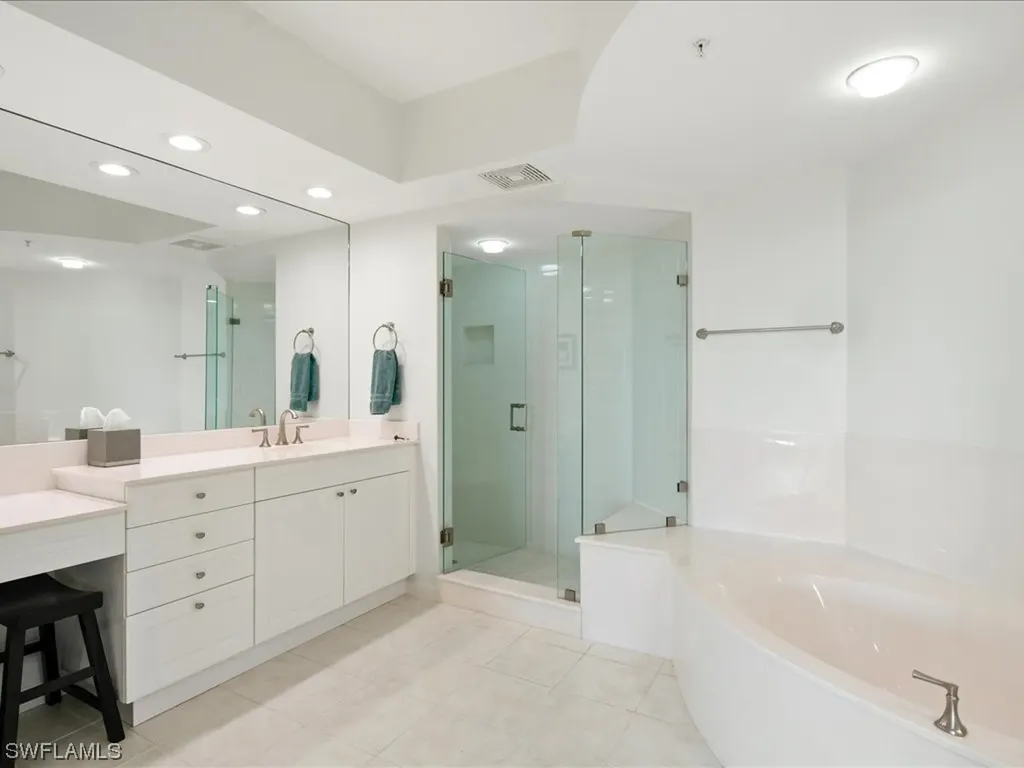 425 Cove Tower Drive Naples FL 34110