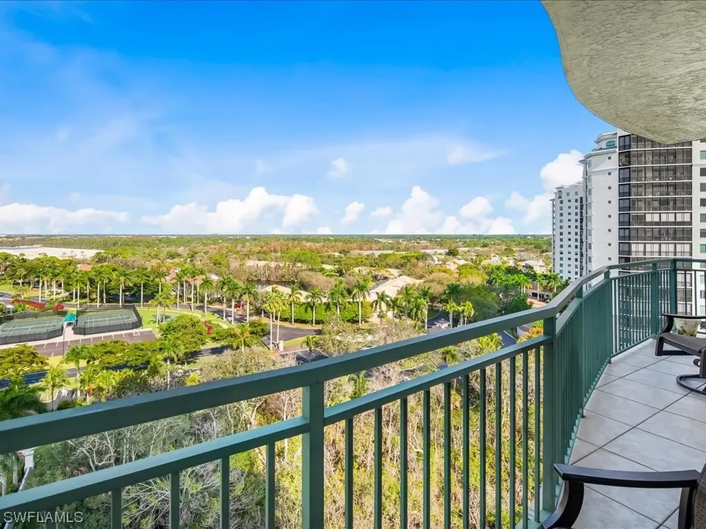 425 Cove Tower Drive Naples FL 34110