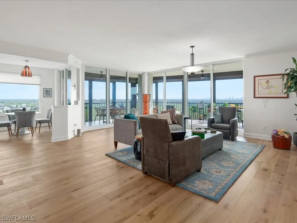 425 Cove Tower Drive Naples FL 34110