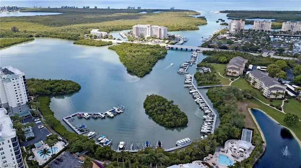 425 Cove Tower Drive Naples FL 34110