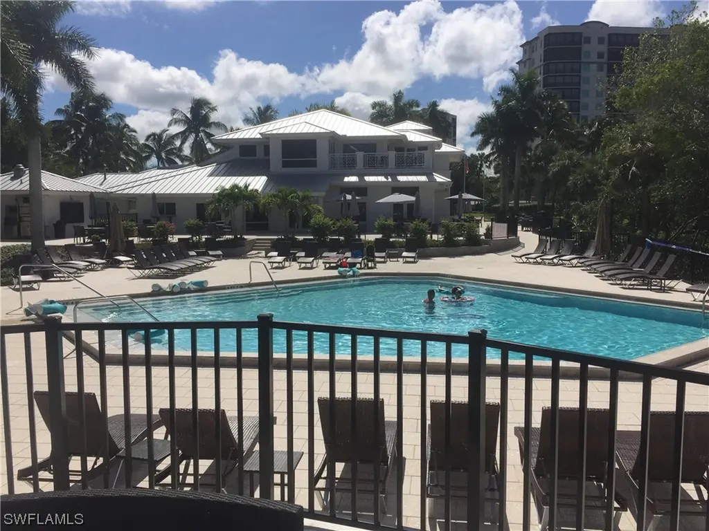 425 Cove Tower Drive Naples FL 34110