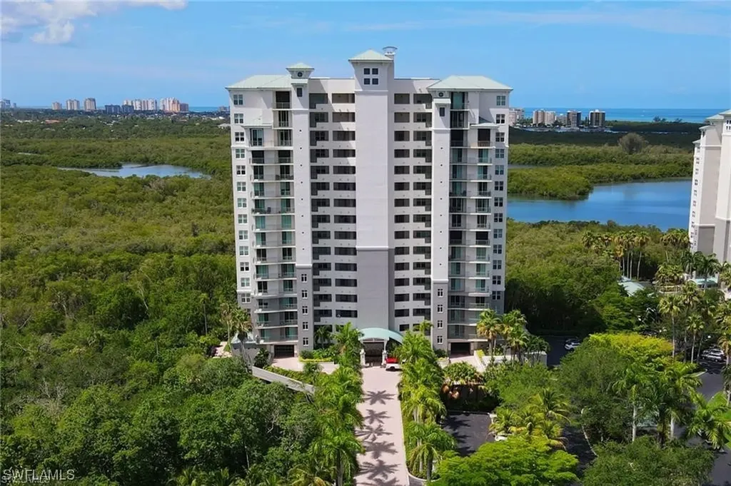 425 Cove Tower Drive Naples FL 34110