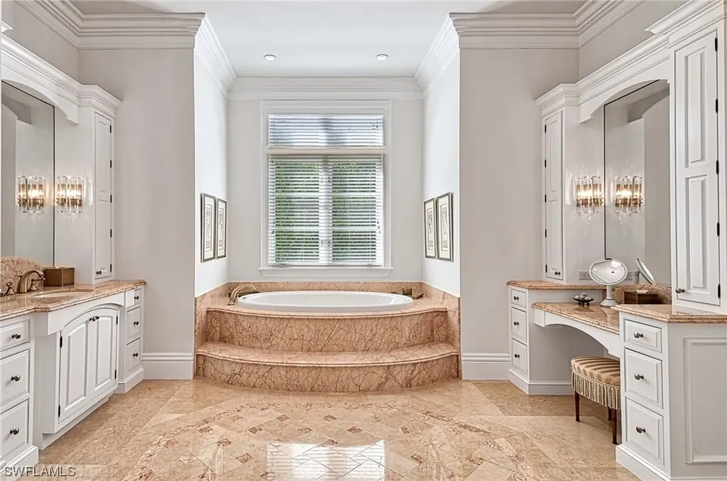 2390 Kingfish Road Naples FL 34102