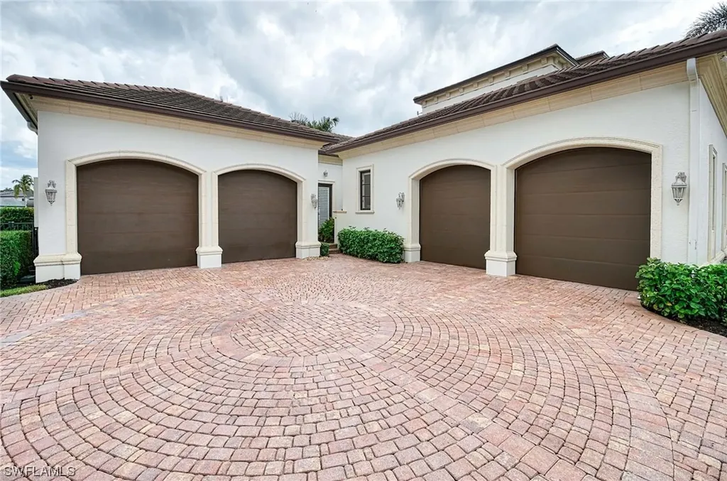 2390 Kingfish Road Naples FL 34102