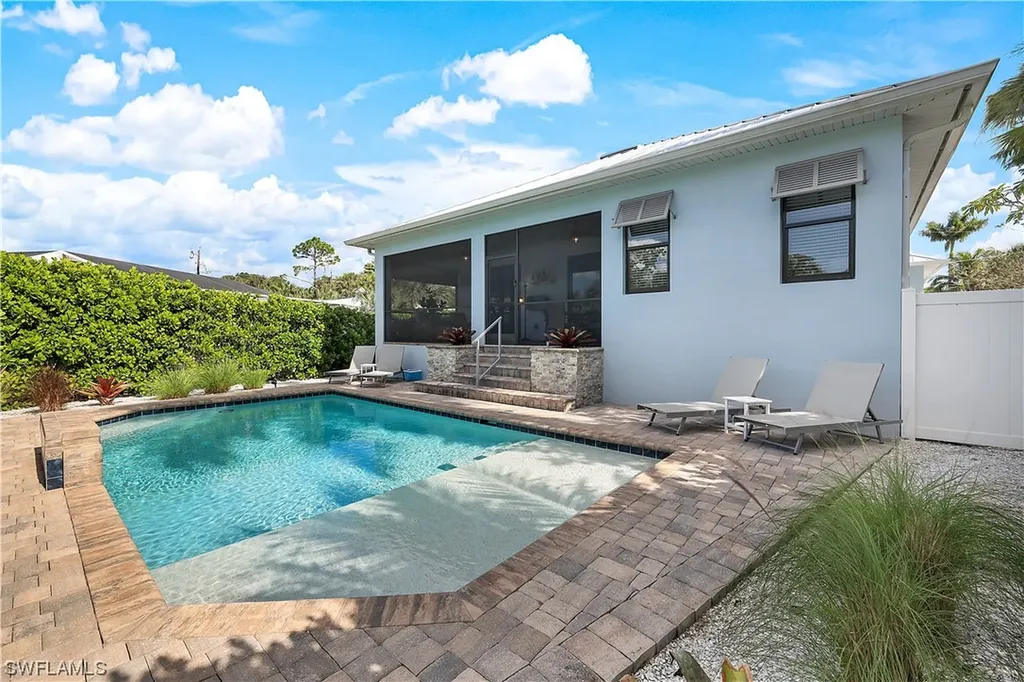 109 Cocohatchee Street Naples FL 34110