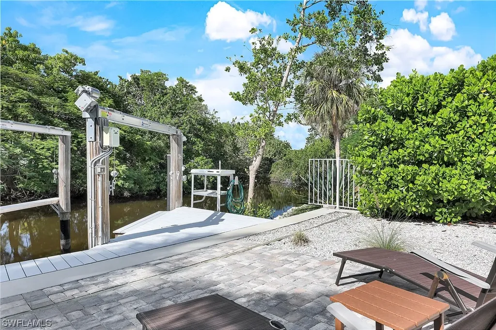 109 Cocohatchee Street Naples FL 34110