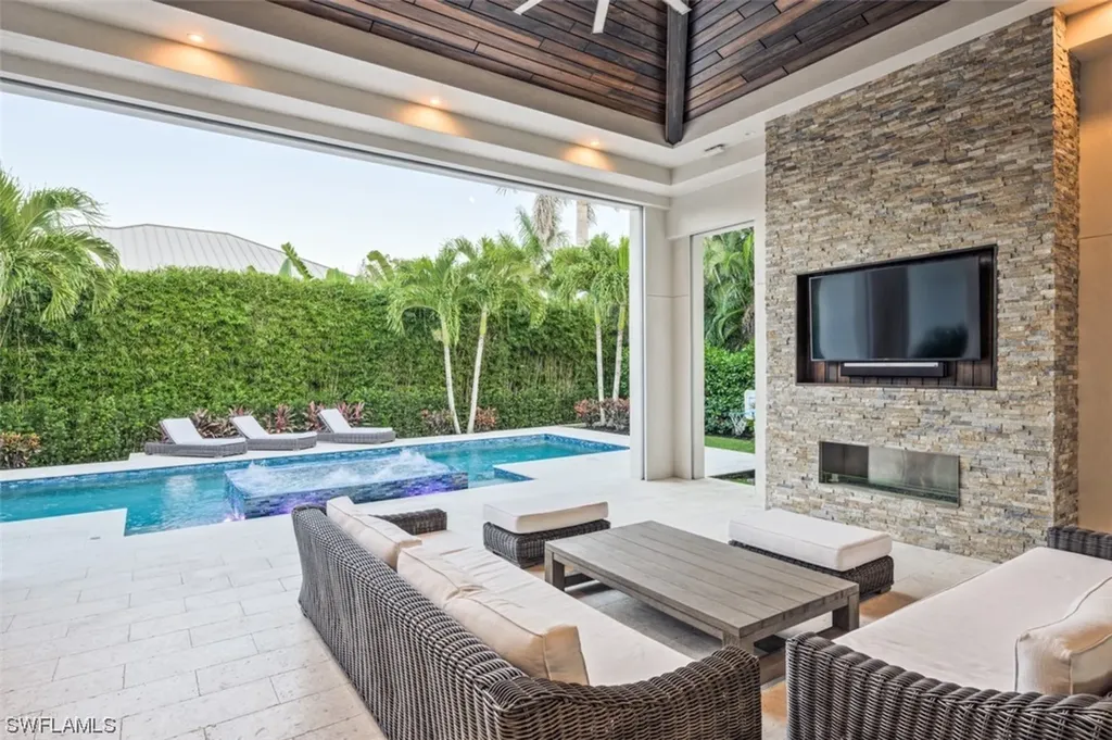 3120 Crayton Road Naples FL 34103
