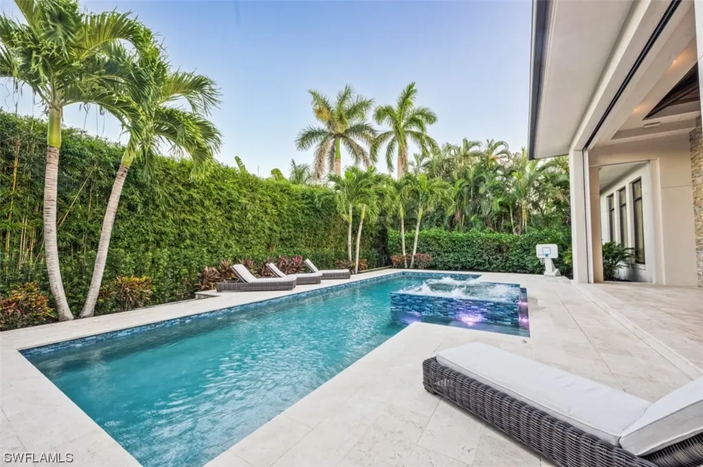 3120 Crayton Road Naples FL 34103