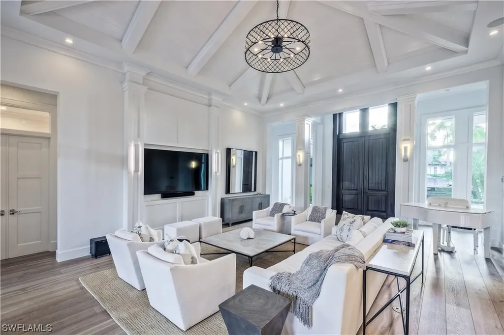 3120 Crayton Road Naples FL 34103