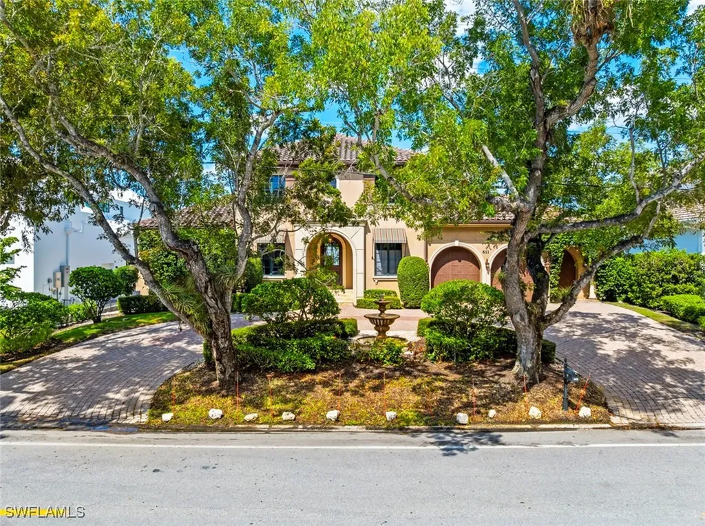611 18th Avenue S Naples FL 34102