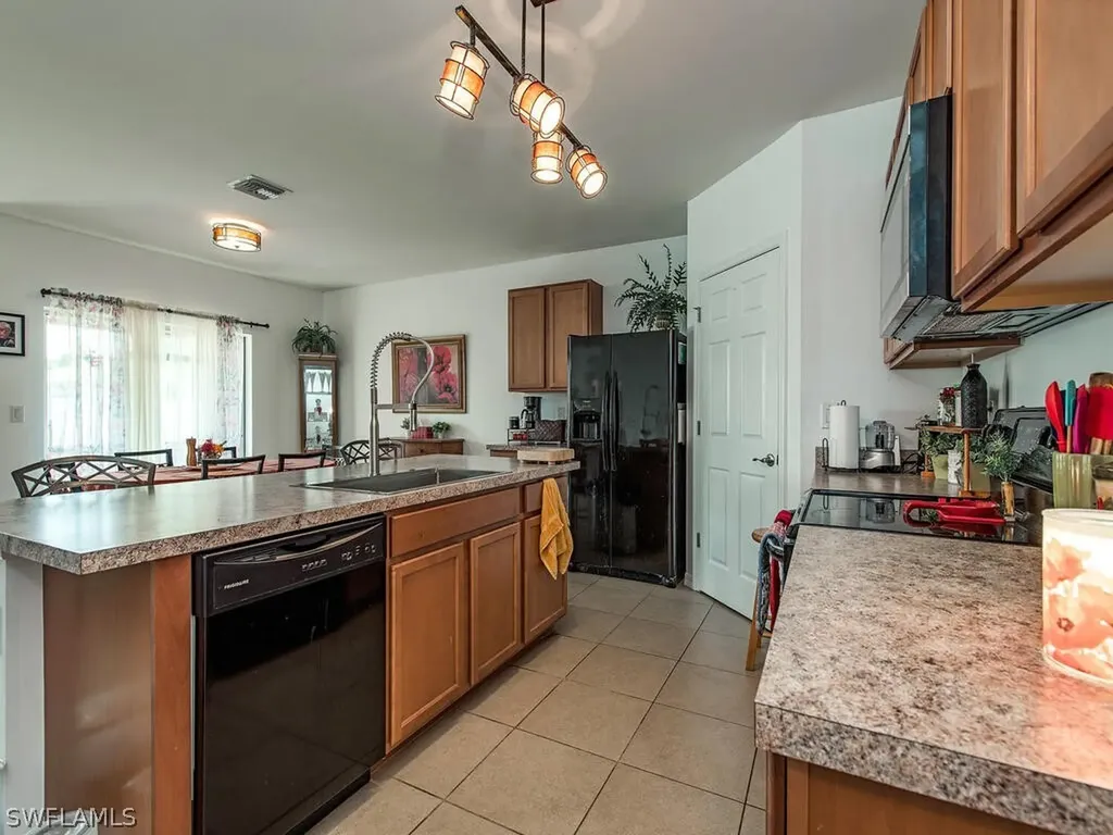 4317 SW 9th Place Cape Coral FL 33914