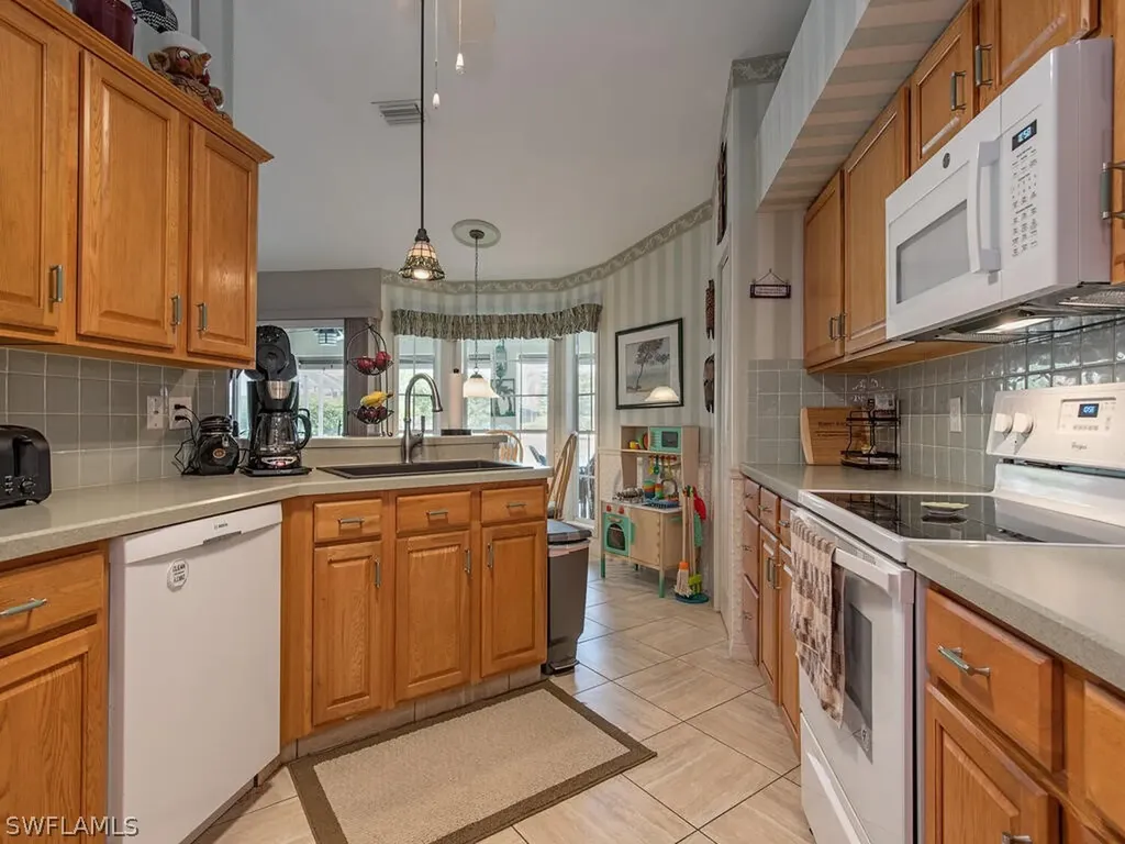 2039 Piccadilly Circus Naples FL 34112