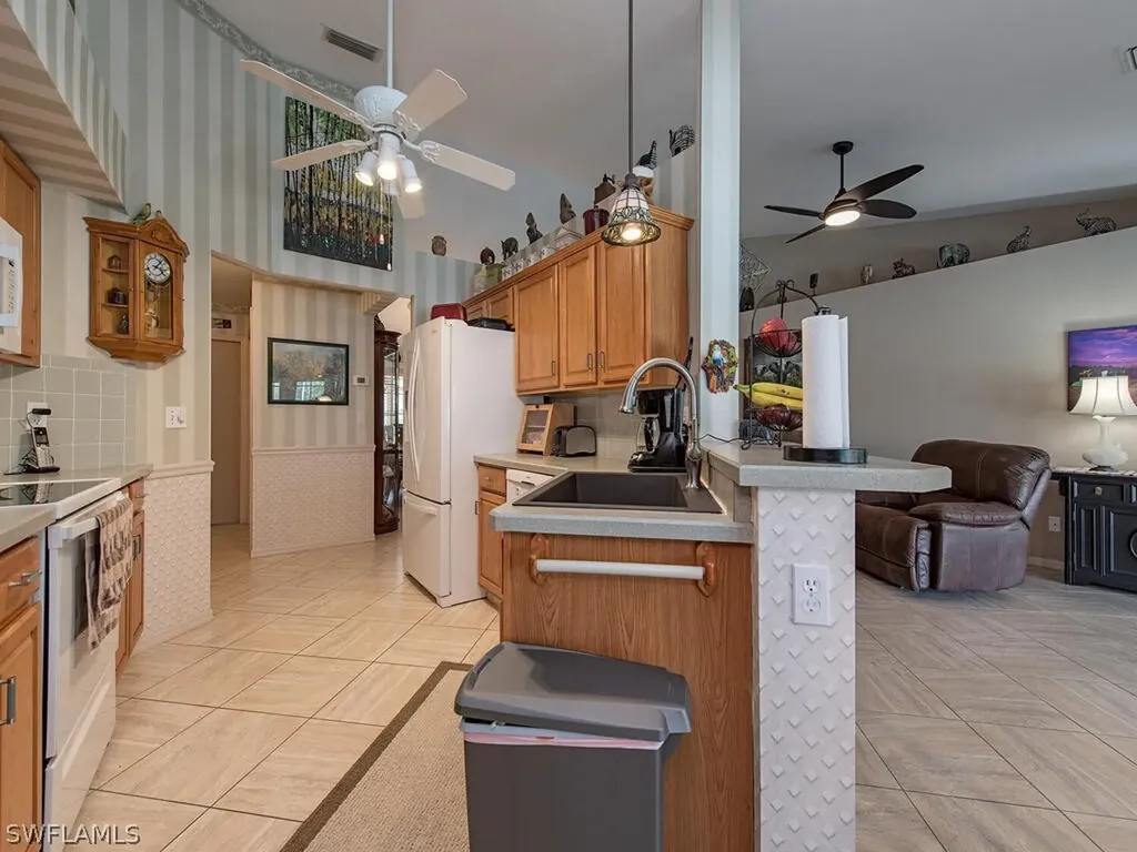 2039 Piccadilly Circus Naples FL 34112