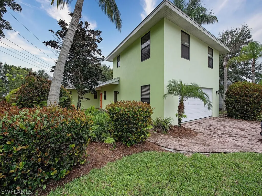 Naples FL, 1275 8TH Avenue N