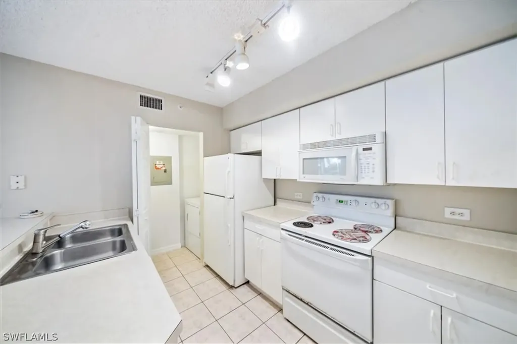 8950 Colonnades Court E Bonita Springs FL 34135