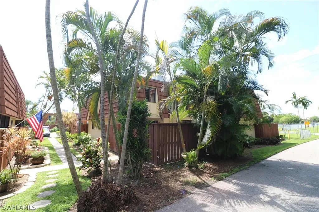 5244 Cedarbend Drive Fort Myers FL 33919