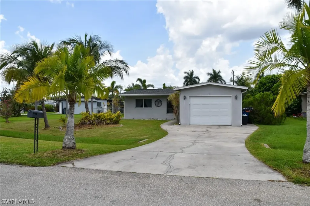 9948 Almetta Avenue Fort Myers FL 33919
