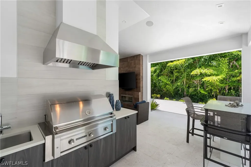 470 Wedge Drive Naples FL 34103