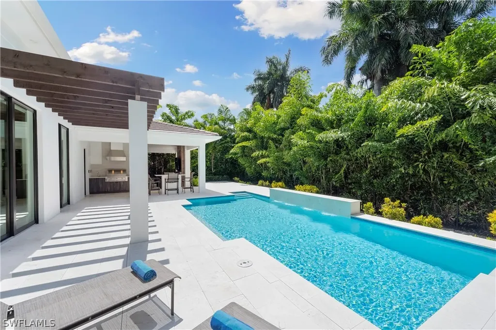 470 Wedge Drive Naples FL 34103