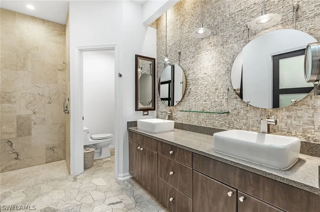 62 Fountain Circle Naples FL 34119