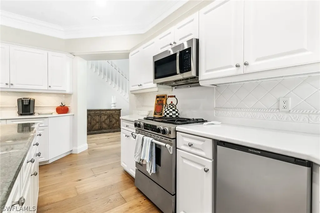 62 Fountain Circle Naples FL 34119