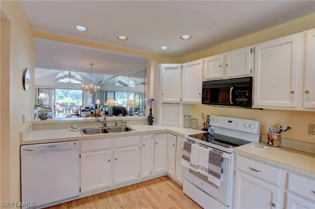40 Water Oaks Way Naples FL 34105