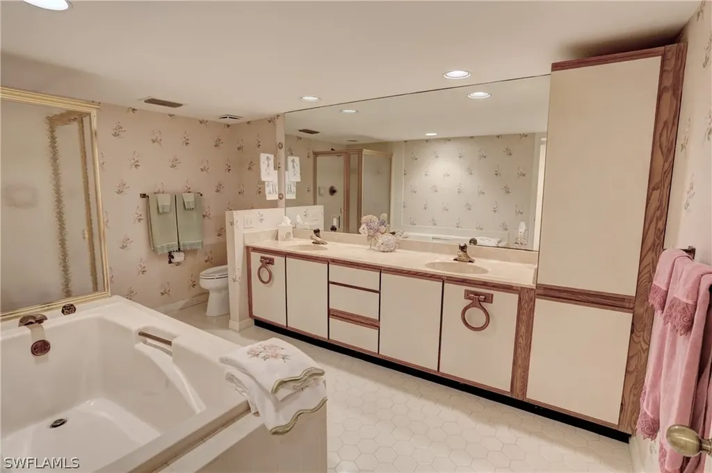 40 Water Oaks Way Naples FL 34105