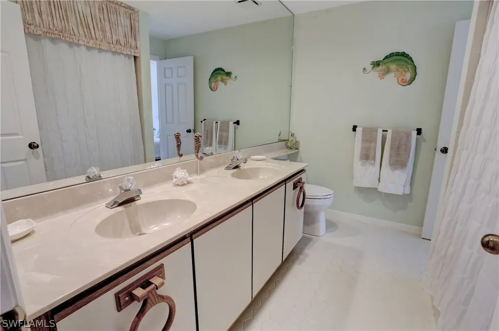 40 Water Oaks Way Naples FL 34105