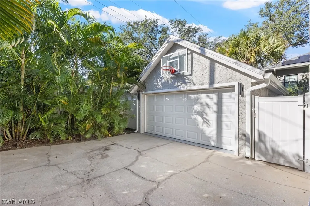4628 1/2 W Longfellow Tampa FL 33629