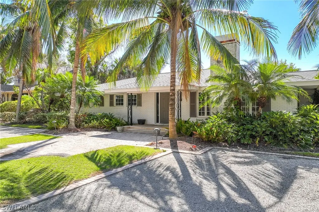 Naples FL, 206 1st Avenue N