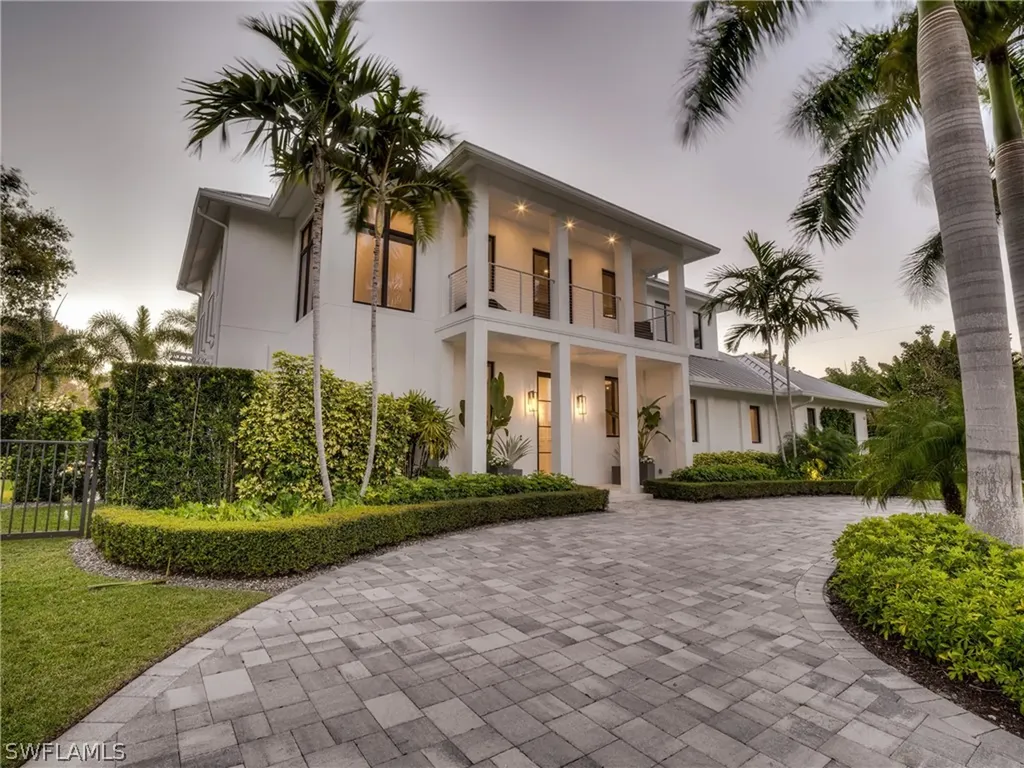 621 7th Street N Naples FL 34102