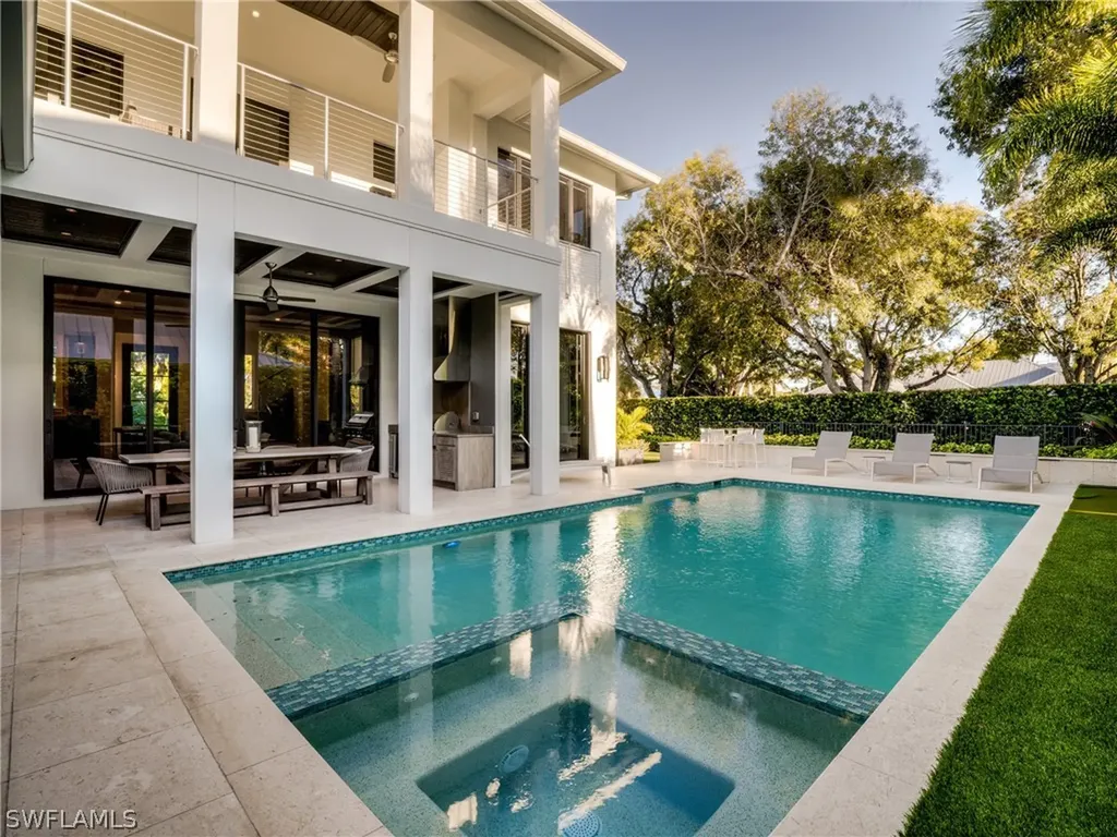 621 7th Street N Naples FL 34102