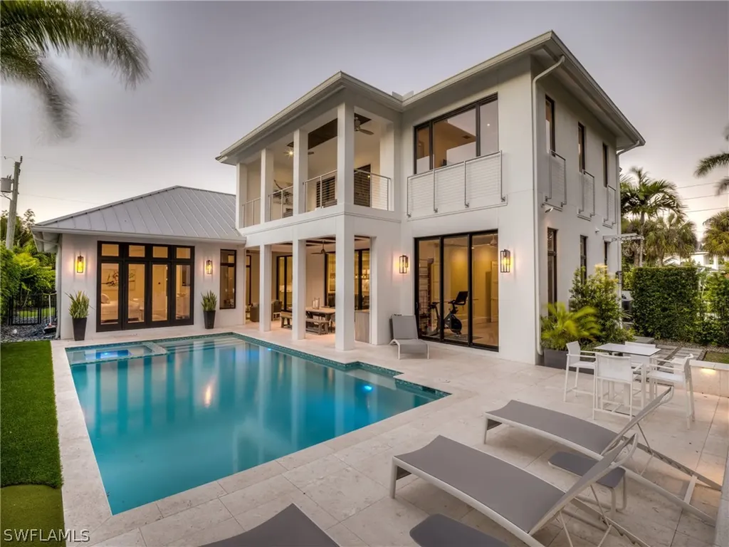 621 7th Street N Naples FL 34102