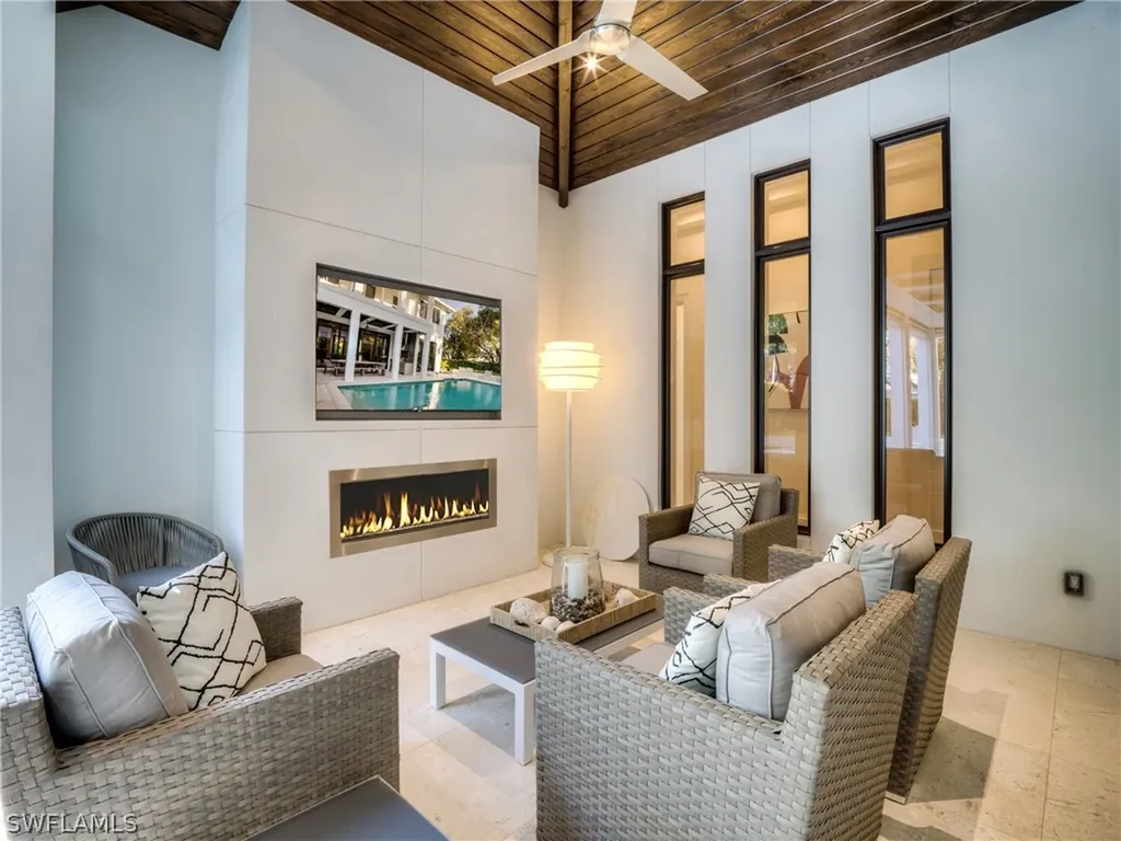 621 7th Street N Naples FL 34102