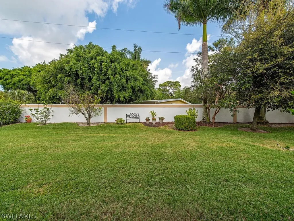 4895 West Boulevard Court Naples FL 34103